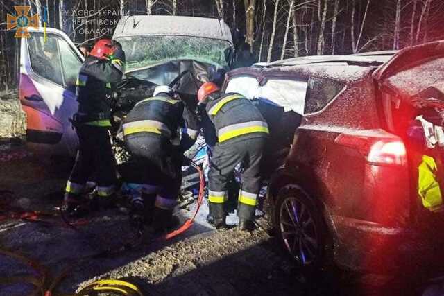 Микроавтобус и легковушка столкнулись в Черниговской области: 11 пострадавших