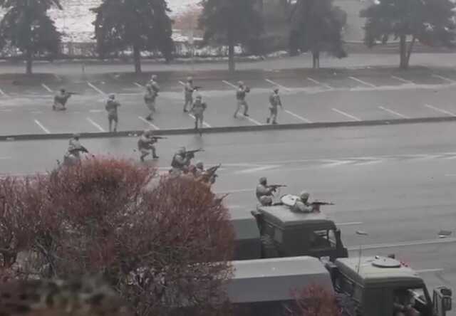 Протестующих в Алматы расстреливали люди, говорившие по-русски, - правозащитник Абдуманапов