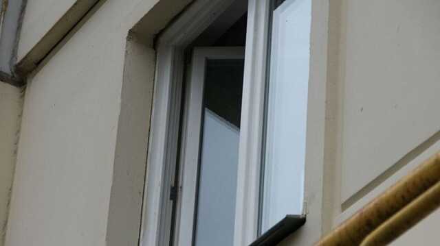 В Днепре мужчина свел счеты с жизнью, выпрыгнув из окна