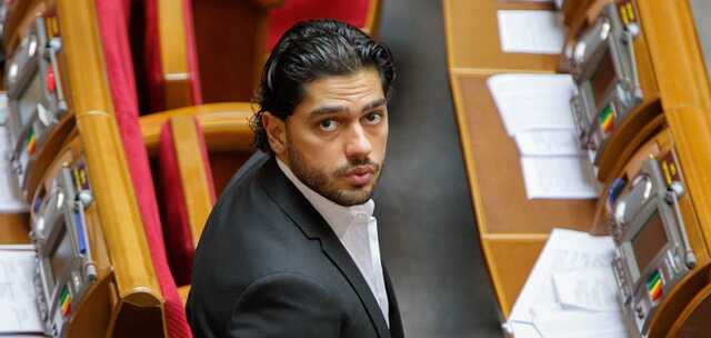 Дело о "среднем пальце" Лероса передали в суд: что грозит нардепу