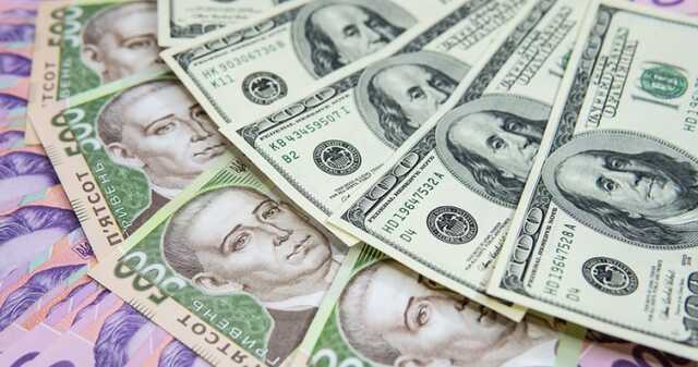 Курс гривни продолжает падение, начатое в конце прошлого года