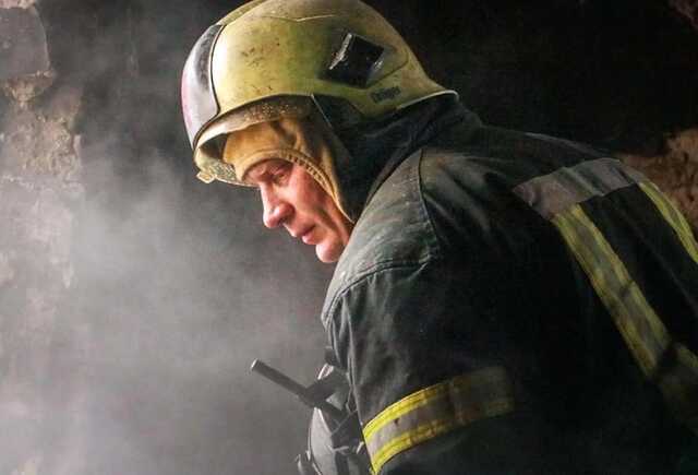 В Киеве спасли женщину во время тушения пожара в квартире