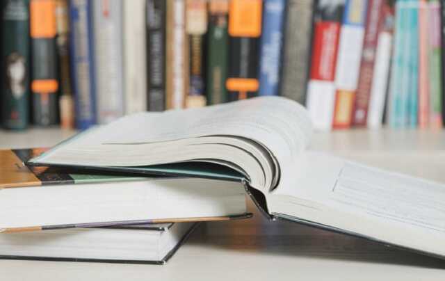 В украинском школьном учебнике, утвержденном Минобразования, нашли картинку со свастикой