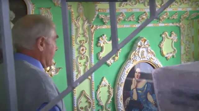 Киевский пенсионер превратил подъезд жилого дома в музей