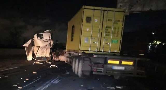 Водитель фуры уснул за рулем: на трассе Одесса – Киев произошло масштабное ДТП
