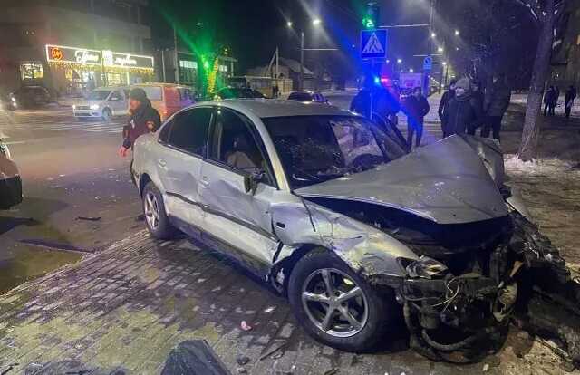 В Луцке в результате ДТП авто вылетело на тротуар и сбило 16-летнюю девушку