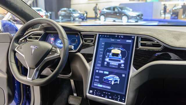 Хочет изменить мир: 19-летний хакер взламывает электромобили Tesla по всему миру