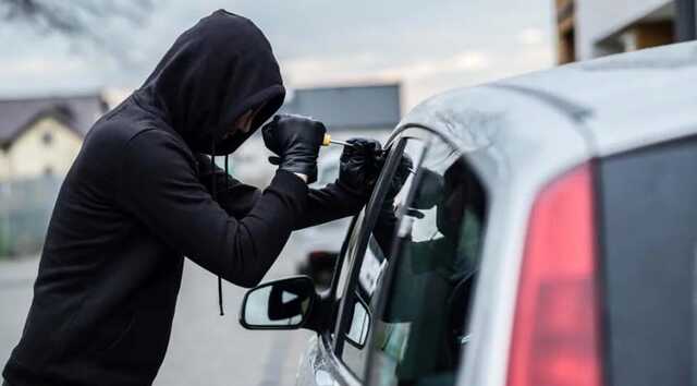 Под Киевом водитель автомобиля жестоко проучил автовора