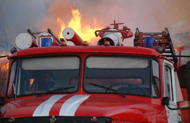 В Киеве из-за припаркованных авто пожарные не смогли подъехать к горящей машине