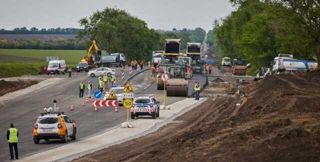 Тесть Зеленского, работающий помощником "слуги", придумал схему создания дорог на отходах