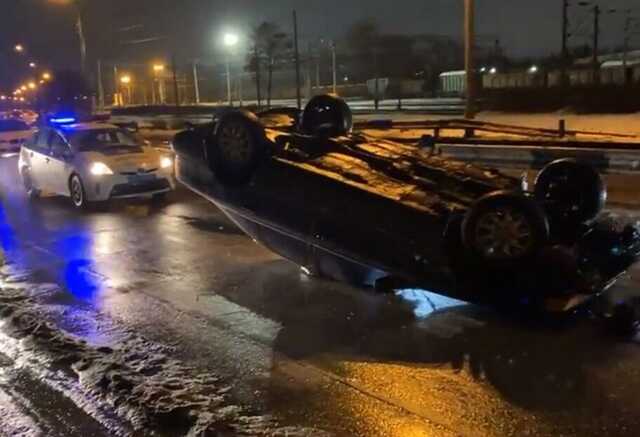 В Киеве пьяный водитель устроил ДТП с переворотом и попытался сбежать