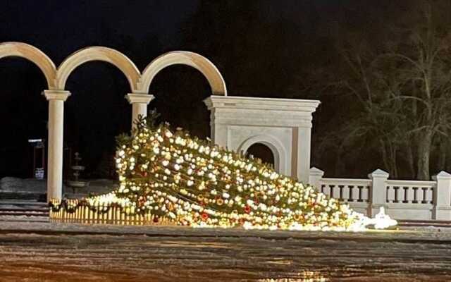 Ветер сдувает новогодние украшения: в Украине начался настоящий елкопад