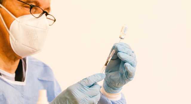 В Украине расширен перечень профессий с обязательной COVID-вакцинацией