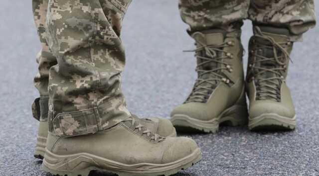 Улучшили и протестировали: в Минобороне представили новую зимнюю обувь для ВСУ