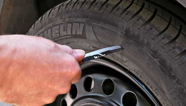 Под Киевом мужчина крушил чужие автомобили