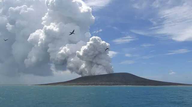 В Тихом океане произошло извержение подводного вулкана, спровоцировав цунами