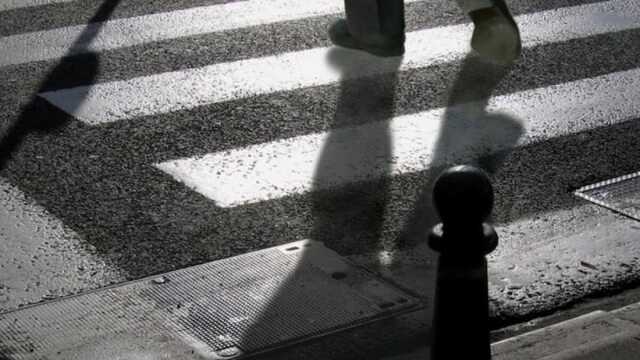 В Днепре ВАЗ вылетел на «красный» и сбил пешехода: момент попал на видео