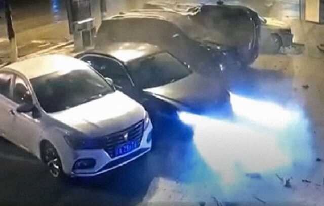 Автомобильный паркур: автомобиль упал на парковку и приземлился точно на свободное место