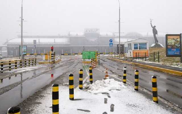 Правоохранители не нашли взрывчатку в аэропорту Киев, он работает в штатном режиме