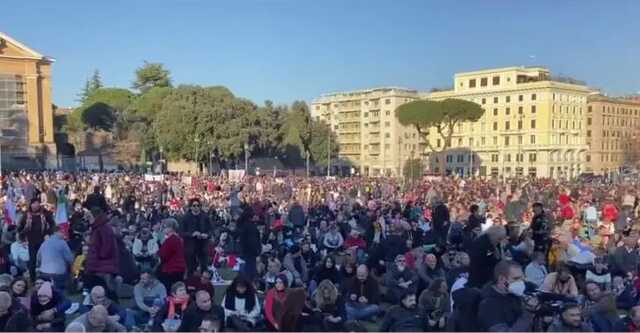 В Риме тысячи людей вышли на сидячую акцию протеста против санитарных пропусков