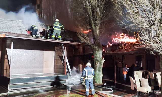 В Днепре сильнейший пожар охватил ресторан, автомойку и магазин