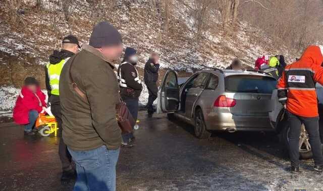 На Закарпатье BMW вылетел на встречку и устроил ДТП: среди пострадавших четверо детей