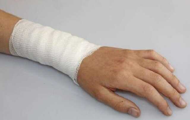 Бегал по дороге с перерезанными венами: в Днепре мужчина напугал водителей