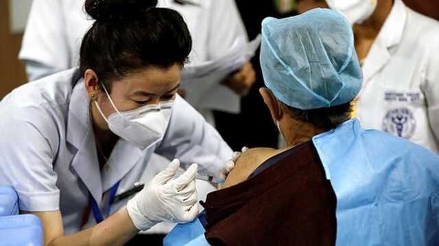 В Индии пенсионер нелегально вакцинировался 12 раз, чтобы избавиться от боли в суставах