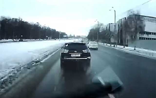 В мережі показали, як у Харкові "лось" на Lexus не пропустив швидку допомогу