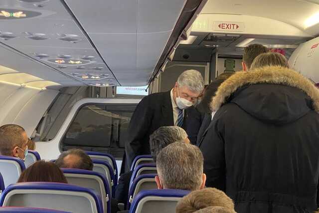 Порошенко прилетел в Украину