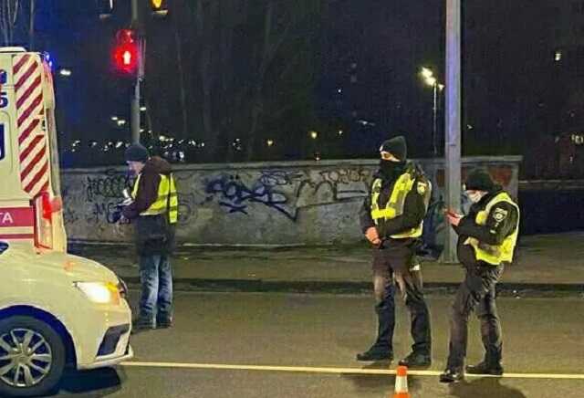 В Киеве автомобиль службы такси сбил на переходе женщину