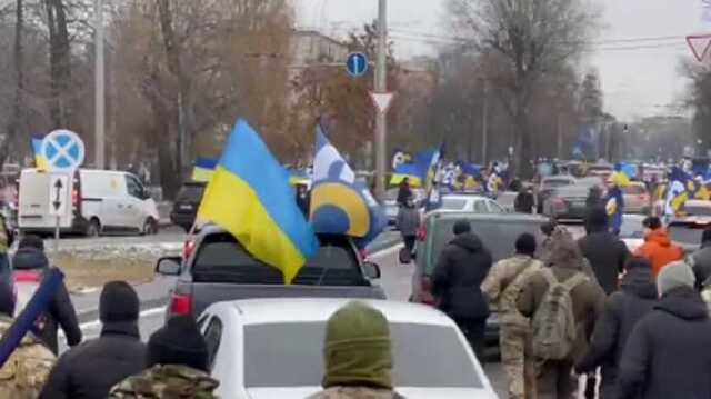 Ради выезда Порошенко из аэропорта его охрана перекрыла движение