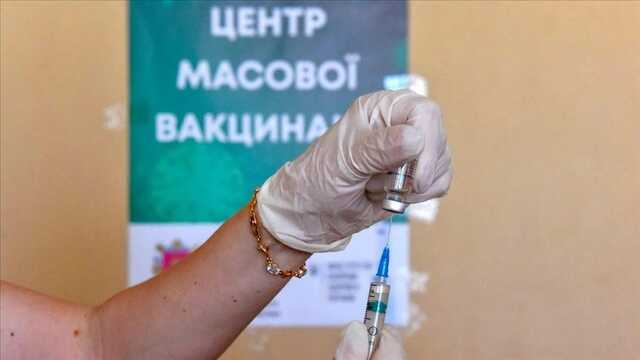 Почти 100 тысяч украинцев получили бустерную дозу COVID-вакцины