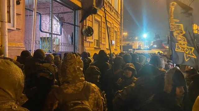 Сторонники Порошенко начали блокировать боковые выезды из территории суда