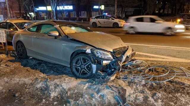 В Киеве пьяный молодой человек угнал чужое авто и сразу разбил его