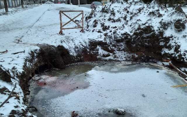 В Краматорске ребенок едва не утонул в яме, которую оставили коммунальщики