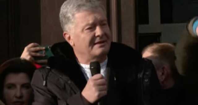 Порошенко прибув до Печерського райсуду для заслуховування запобіжного заходу