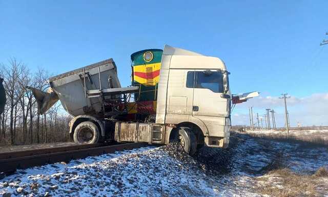 В Николаевской области столкнулись грузовик и локомотив, есть пострадавший