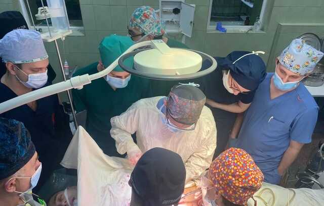 На Львовщине мужчина на спор проглотил шариковую ручку