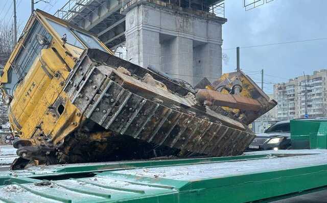 На Куреневке среди оживленной улицы из грузовика выпал бульдозер