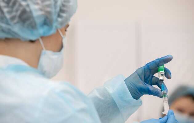 В Украине темпы вакцинации населения упали почти в 4 раза