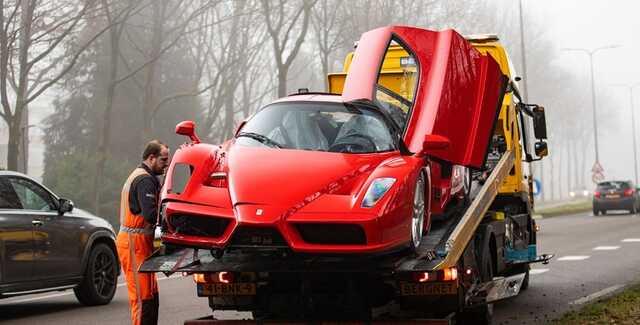 В Нидерландах механик разбил об дерево Ferrari Enzo за $3 млн