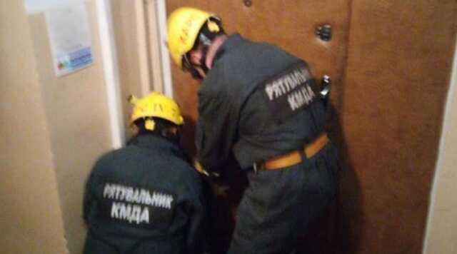 В Киеве трехлетний ребенок оказался в запертой квартире: спасатели спиливали двери