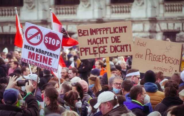 Протест против COVID-ограничений и вакцинации: в Брюсселе протестующих разогнали водометами