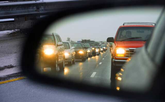 В Украине хотят наказывать водителей за движение без света и летнюю резину