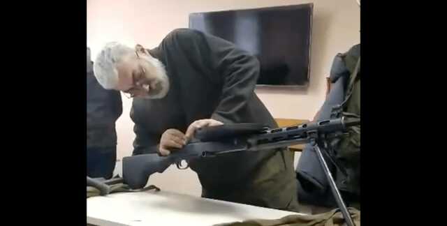 Бойцам Киевской теробороны провели лекцию по обращению со 100-летним пулеметом Дегтярева