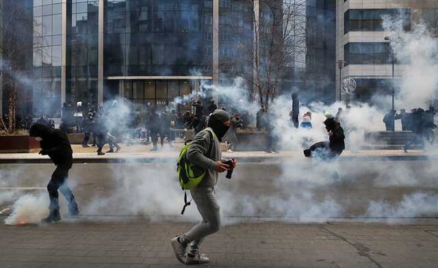Противники карантинных ограничений разгромили один из офисов Евросоюза в Брюсселе