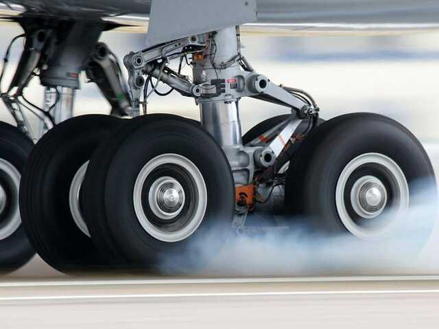 Мужчина долетел живым из Африки до Амстердама в ящике для шасси грузового самолета