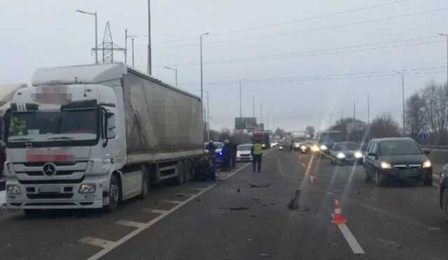На Киевщине легковушка на скорости въехала в грузовик: есть погибшие