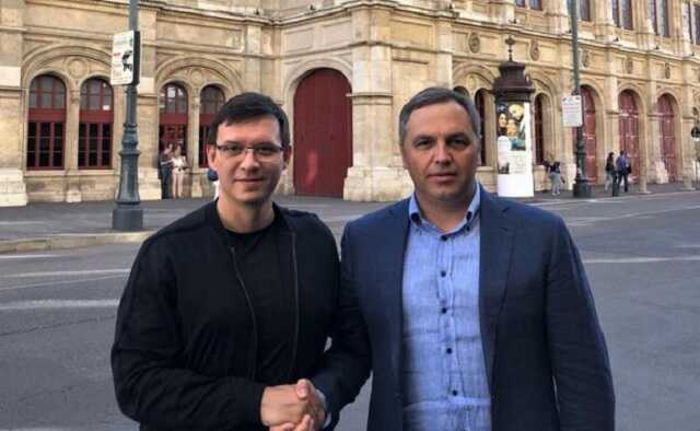 "Представитель пятой колонны": В Харькове неизвестные залили краской борды Мураева